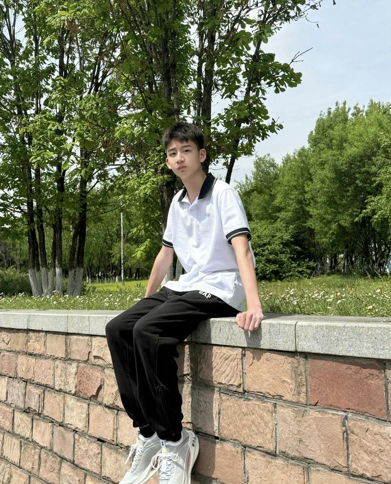 Ảnh trai đẹp 14 tuổi tóc ngắn khuôn mặt cân đối