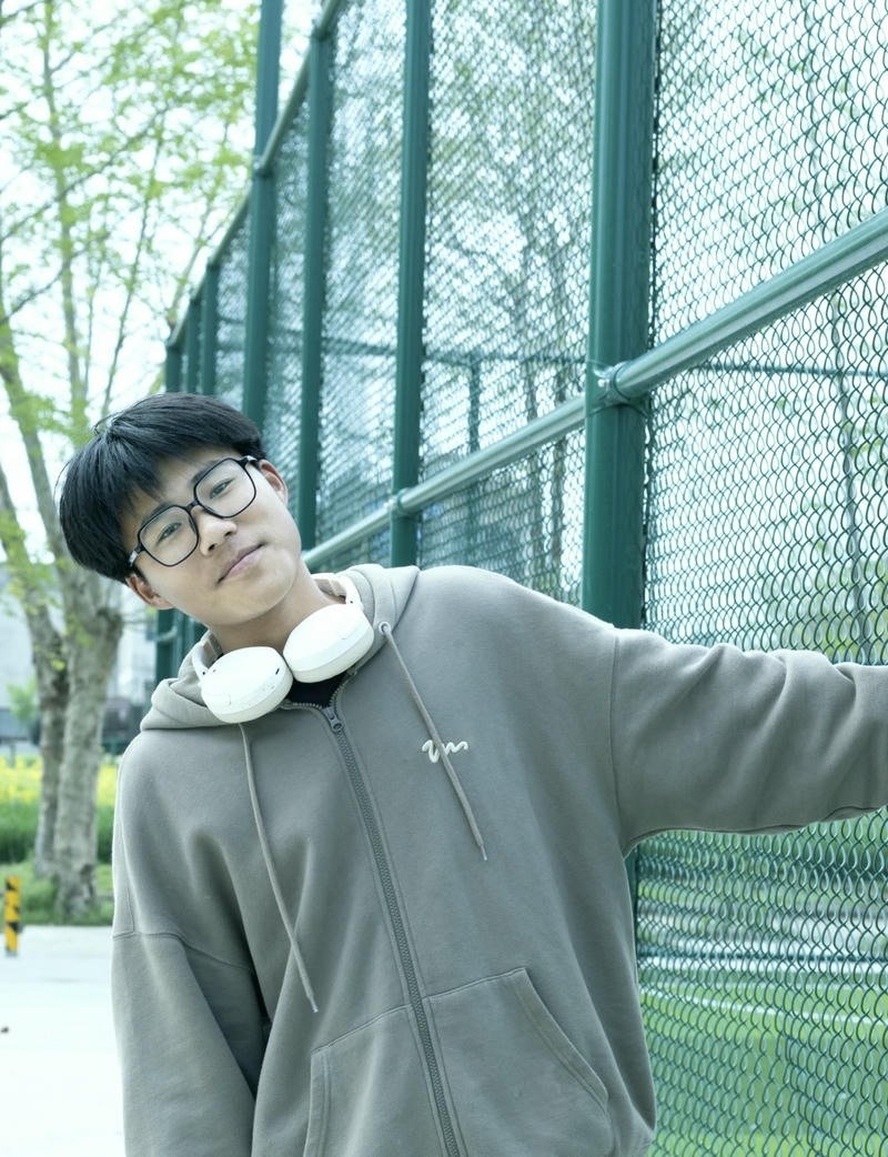 Ảnh trai đẹp 2k10 cười nhẹ phong cách dễ thương