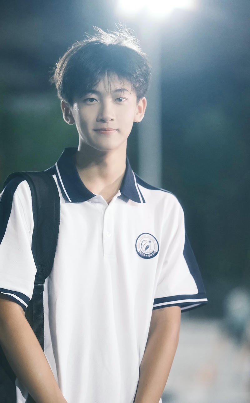 Ảnh trai đẹp 2k10 nam sinh đứng sân trường