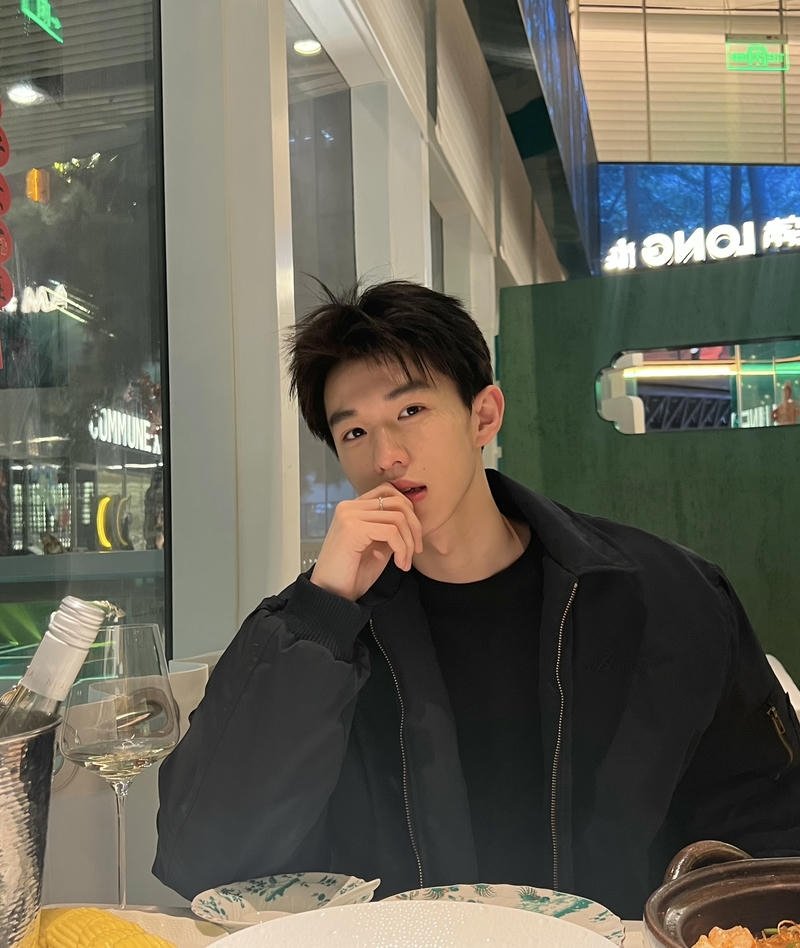 Ảnh trai đẹp 2k7 chàng trai phong thái tự nhiên