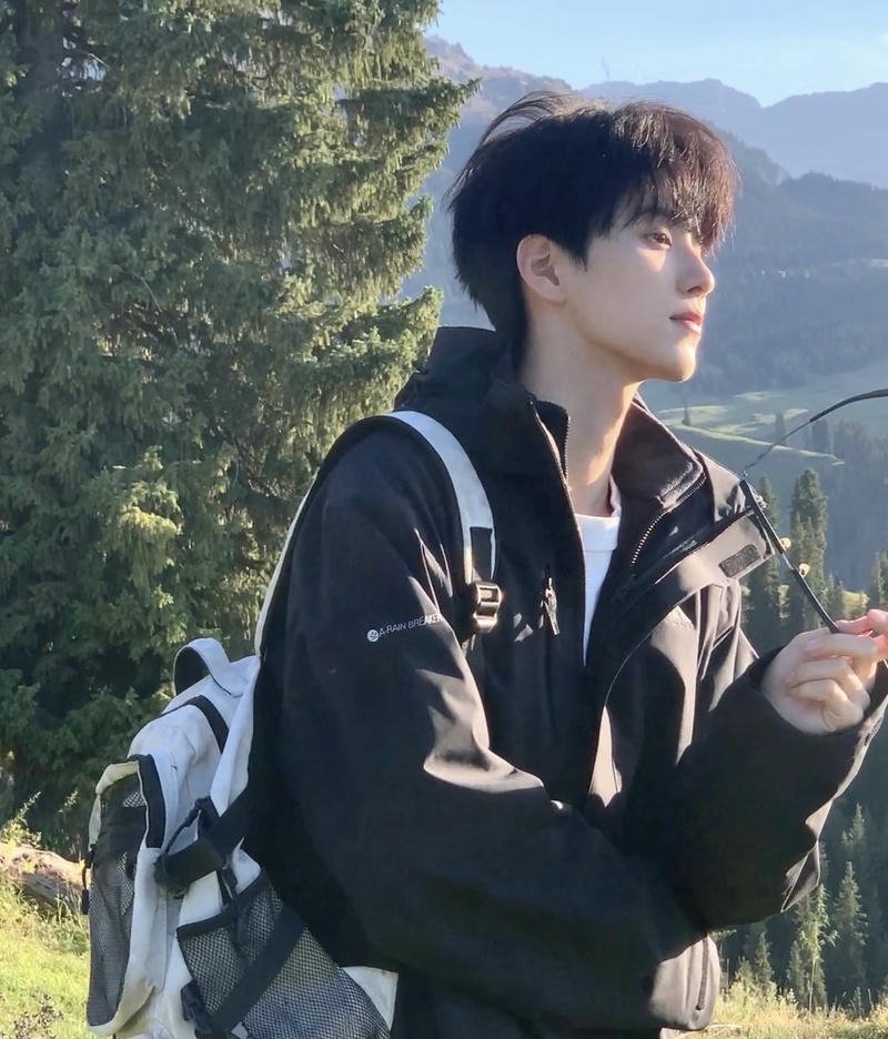 Ảnh trai đẹp 2k7 ghi lại thần thái tự nhiên của nam sinh trẻ