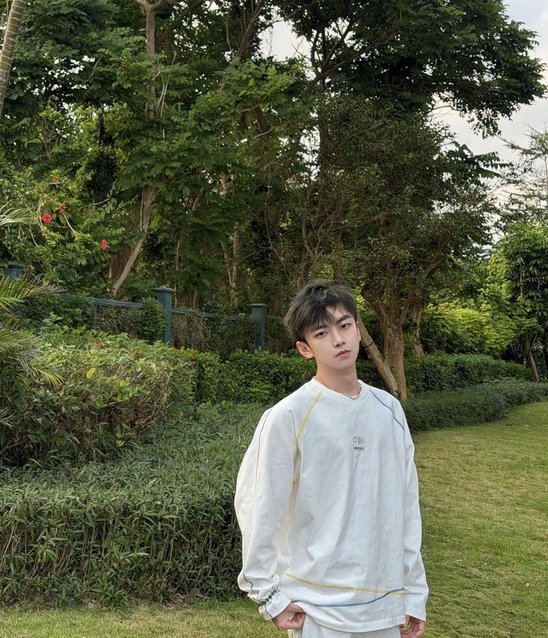 Ảnh trai đẹp 2k7 ghi lại vẻ điển trai của nam sinh Gen Z