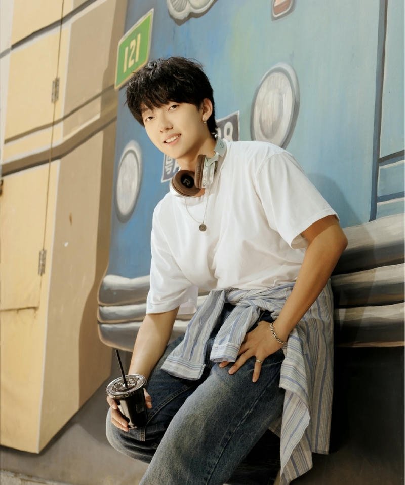 Ảnh trai đẹp 2k7 với chàng trai trẻ nụ cười tỏa sáng