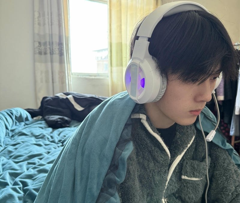 Ảnh trai đẹp 2k7 với gương mặt sáng trẻ trung cuốn hút