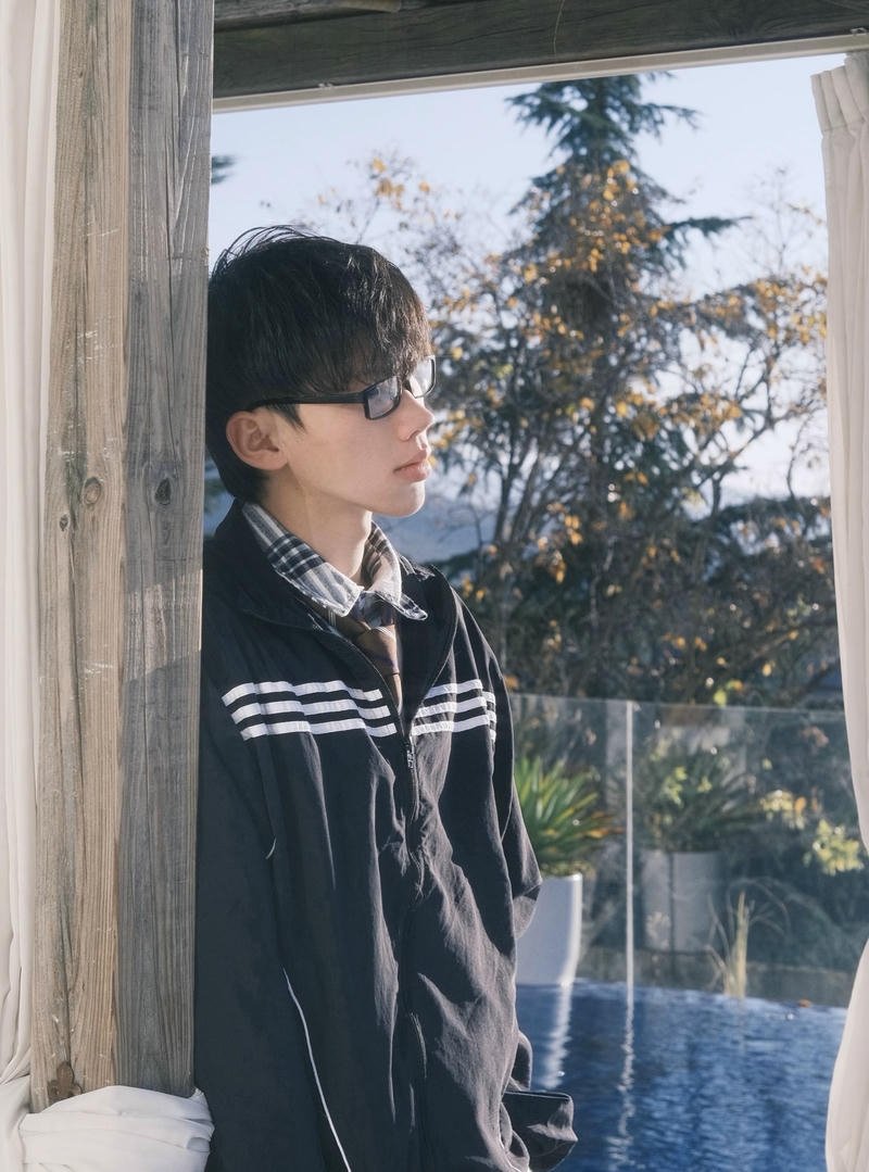 Ảnh trai đẹp 2k7 với nam sinh trẻ phong cách đơn giản