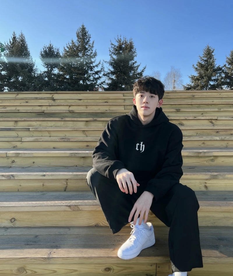 Ảnh trai đẹp 2k8 chàng trai ánh mắt nổi bật và thần thái cuốn hút