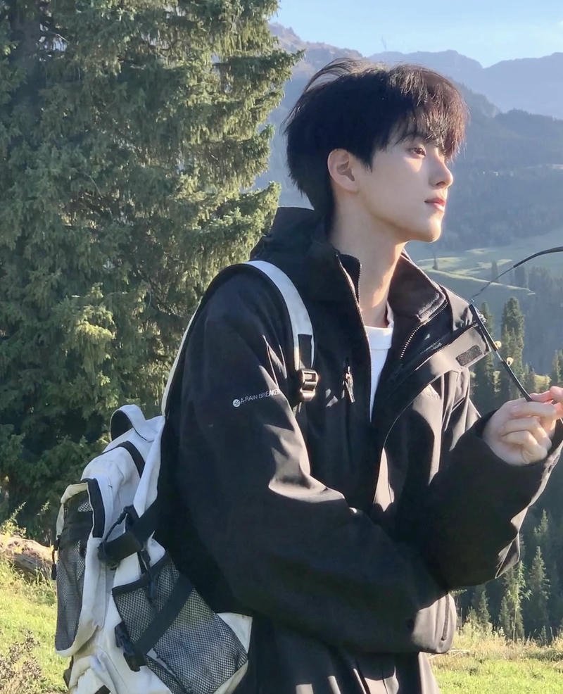 Ảnh trai đẹp 2k8 chàng trai trẻ tạo dáng đơn giản nhưng rất cuốn hút