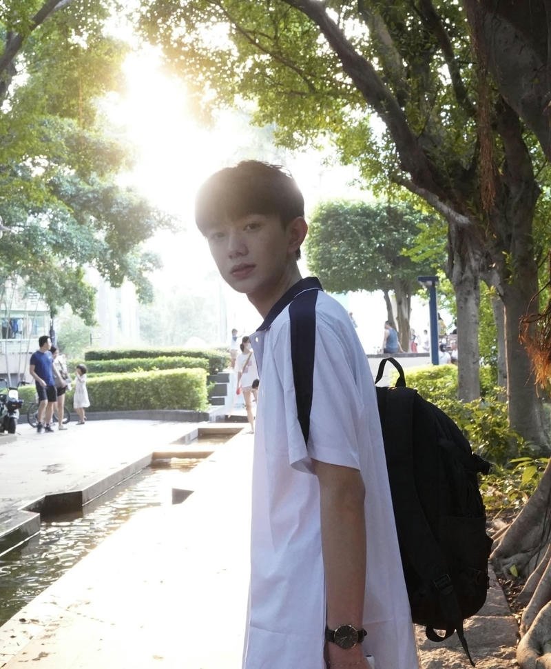 Ảnh trai đẹp 2k8 chàng trai trẻ với gương mặt sáng