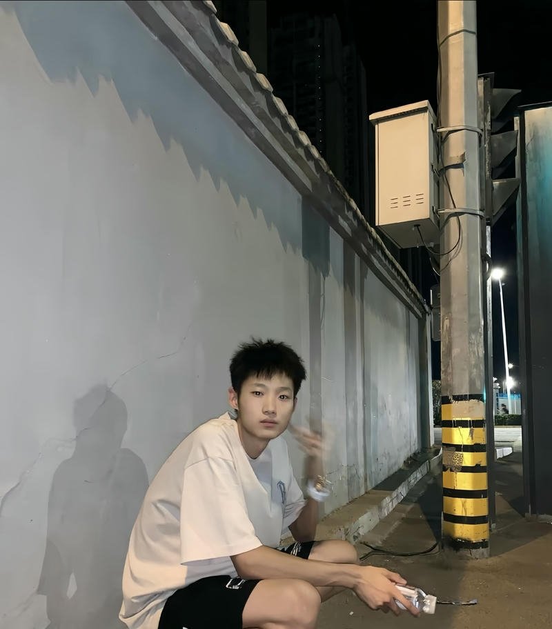 Ảnh trai đẹp 2k8 nam sinh tạo dáng tự nhiên trong