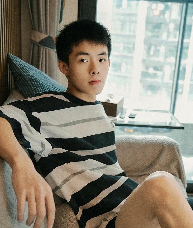 Ảnh trai đẹp 2k8 nam sinh thần thái tự nhiên với mái tóc gọn gàng hiện đại