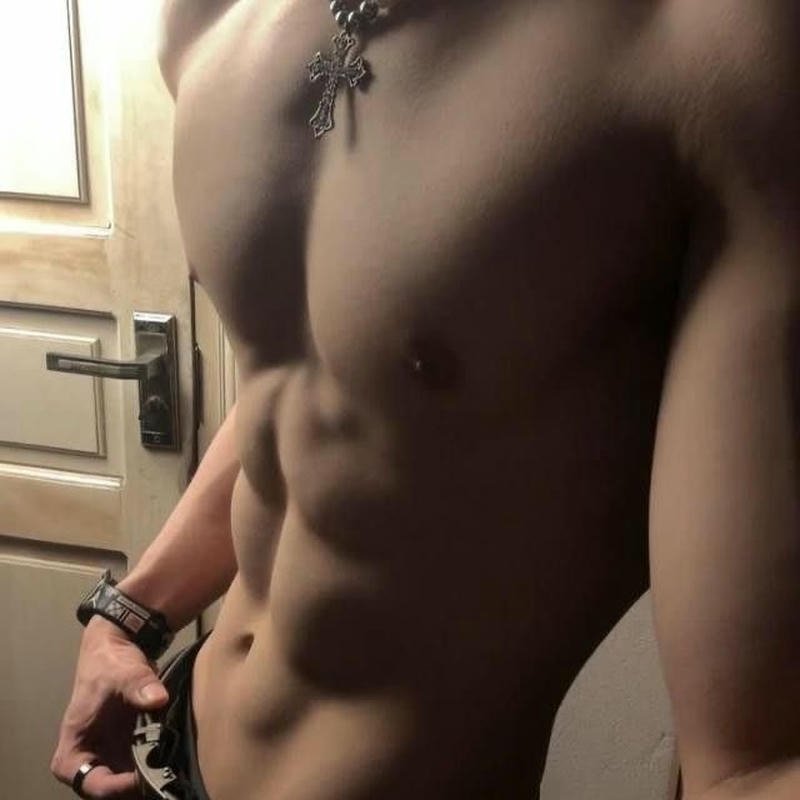 Ảnh trai đẹp 6 múi che mặt ánh sáng tự nhiên