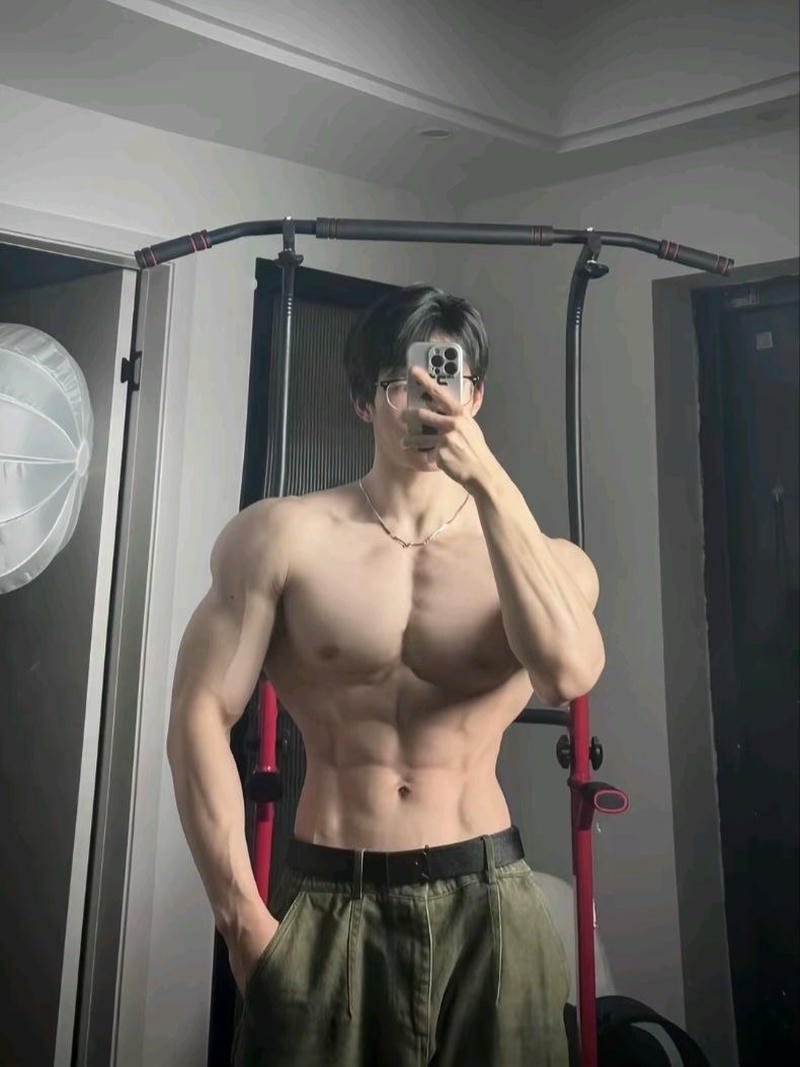 Ảnh trai đẹp 6 múi che mặt cá tính cho hồ sơ