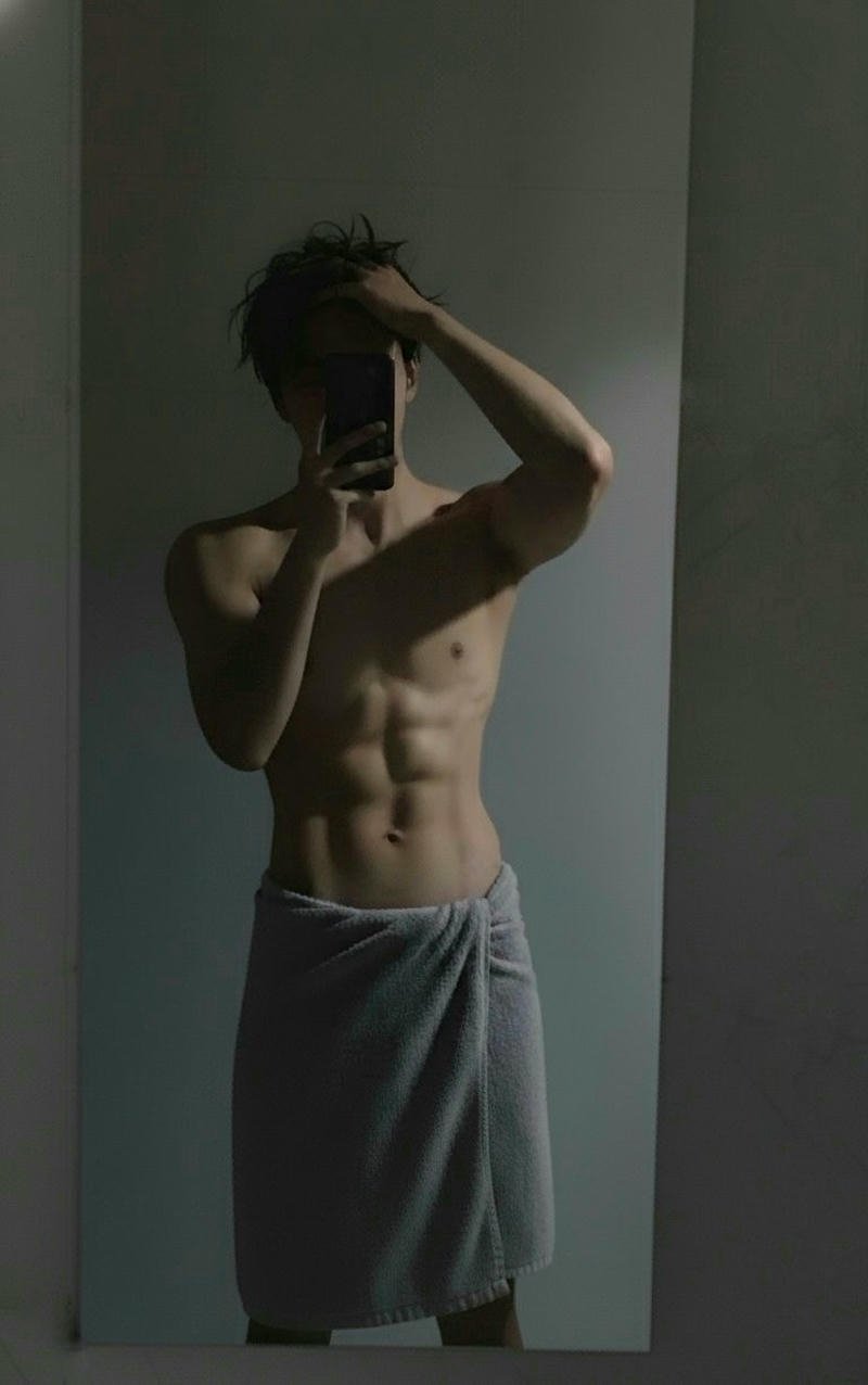 Ảnh trai đẹp 6 múi che mặt phong cách tối giản