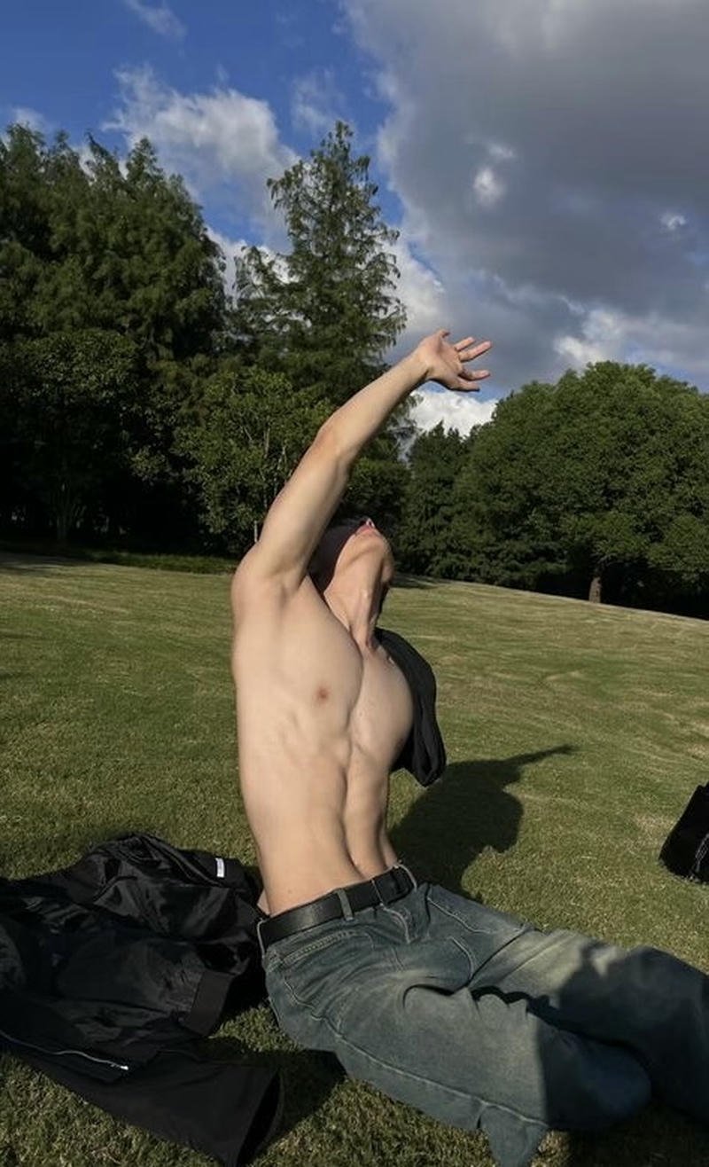 Ảnh trai đẹp 6 múi che mặt phong trần ngoài trời