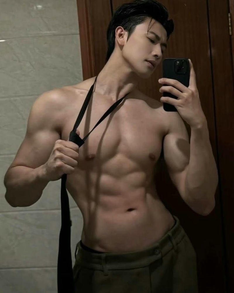 Ảnh trai đẹp 6 múi chụp trước gương đầy nam tính