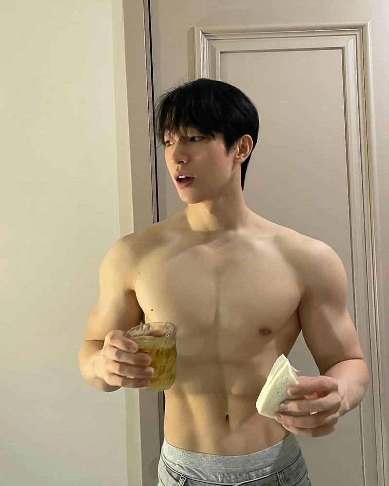 Ảnh trai đẹp 6 múi phong cách Hàn Quốc trẻ trung