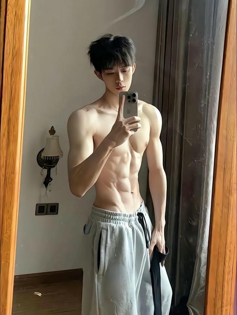 Ảnh trai đẹp 6 múi phong trần làm hình nền điện thoại