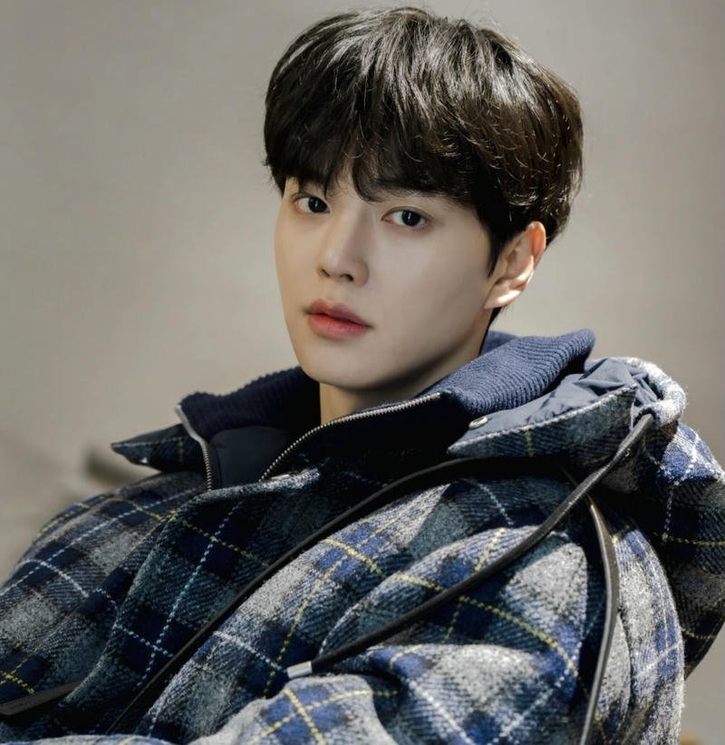Ảnh trai đẹp Hàn Quốc gương mặt điển trai mặc áo kẻ