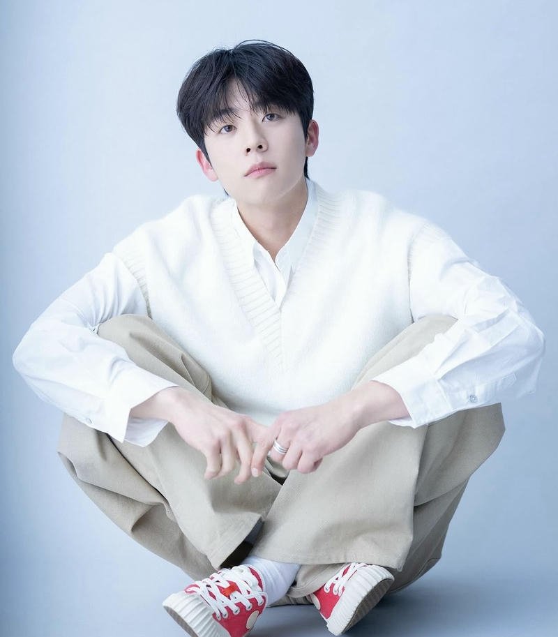 Ảnh trai đẹp Hàn Quốc mặc sơ mi trắng