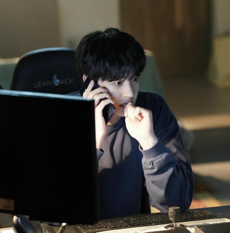 Ảnh trai đẹp Hàn Quốc nghe điện thoại