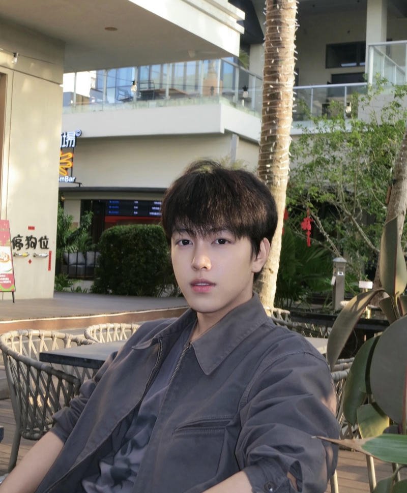 Ảnh trai đẹp K9 mái tóc ngắn khuôn mặt cân đối