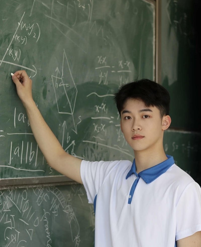 Ảnh trai đẹp K9 tóc ngắn nét mặt hài hòa