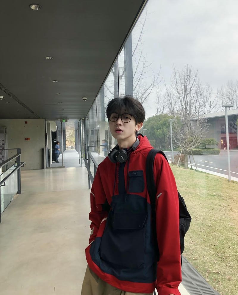 Ảnh trai đẹp Trung Quốc mặc áo gió đỏ