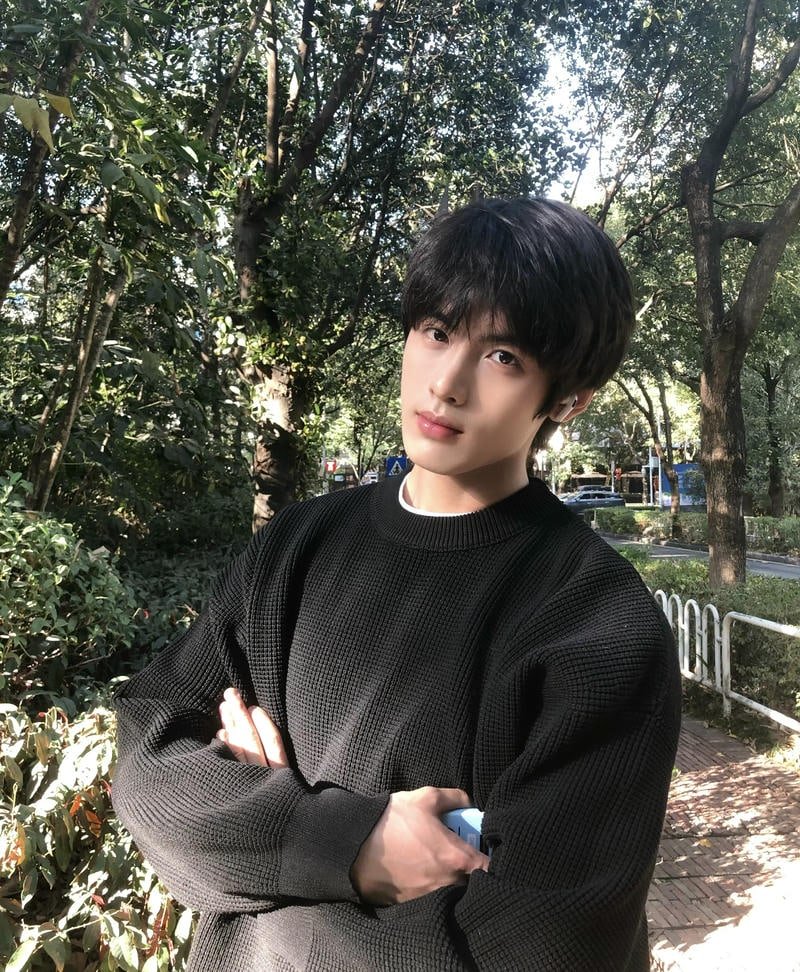 Ảnh trai đẹp Trung Quốc nụ cười tươi dưới nắng