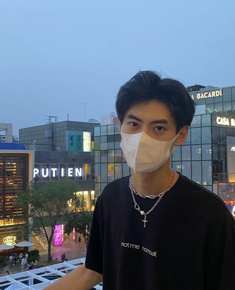 Ảnh trai đẹp đeo khẩu trang ánh mắt thu hút phía trên