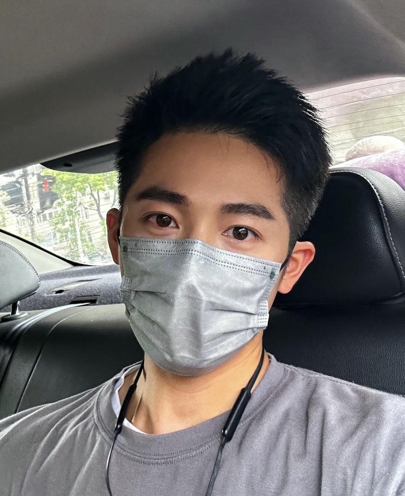 Ảnh trai đẹp đeo khẩu trang ánh nhìn sâu và rõ