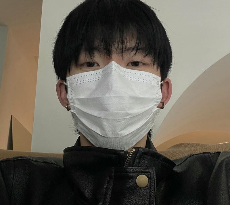 Ảnh trai đẹp đeo khẩu trang đôi mắt nổi bật rõ