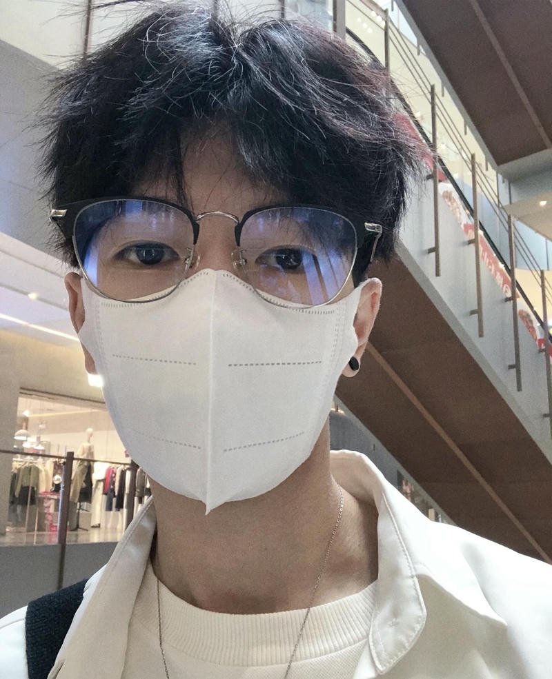 Ảnh trai đẹp đeo khẩu trang khuôn mặt che nửa dưới