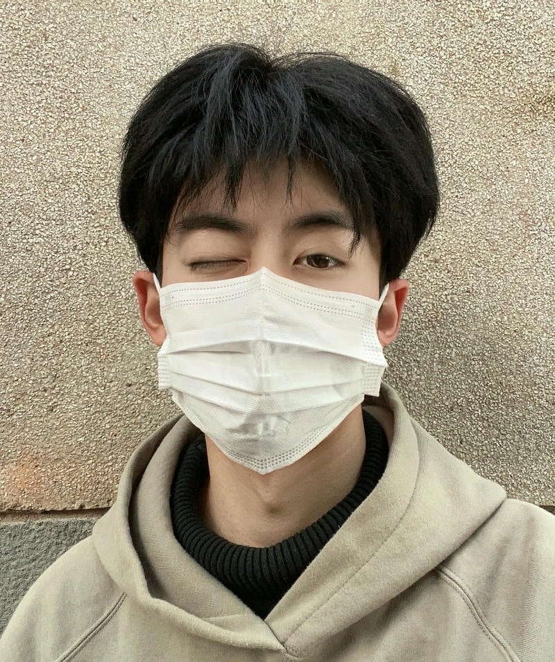 Ảnh trai đẹp đeo khẩu trang mái tóc gọn gàng khuôn mặt cân đối