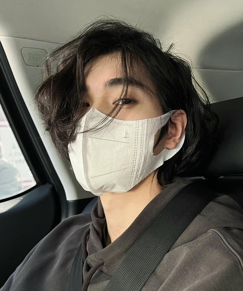 Ảnh trai đẹp đeo khẩu trang tóc ngắn gương mặt hài hòa