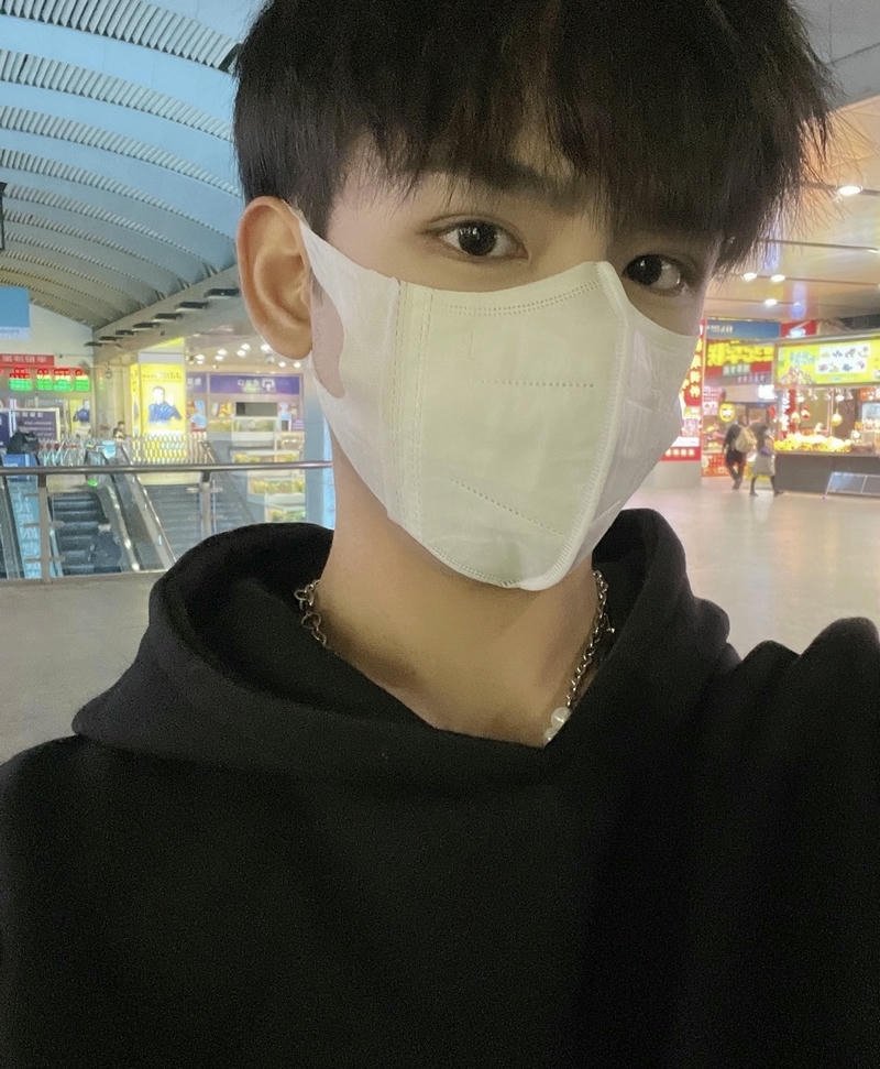 Ảnh trai đẹp đeo khẩu trang với ánh mắt sáng nổi bật