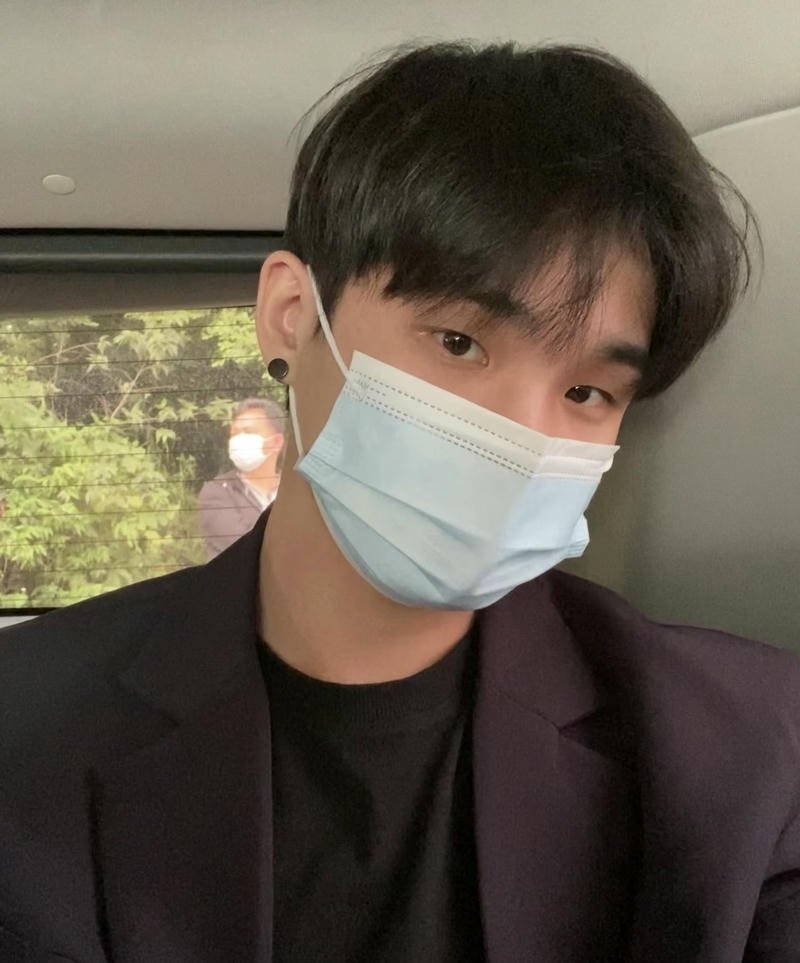 Ảnh trai đẹp đeo khẩu trang với ánh nhìn tự nhiên nhẹ nhàng