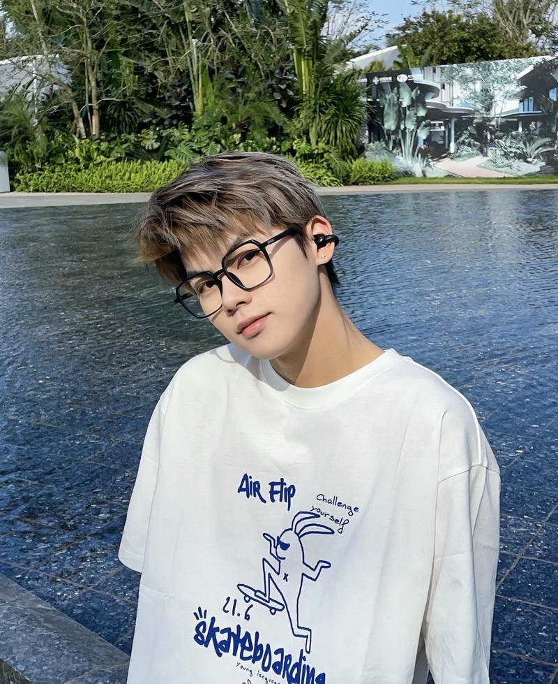 Ảnh trai đẹp đeo kính ánh nhìn qua lớp kính rõ