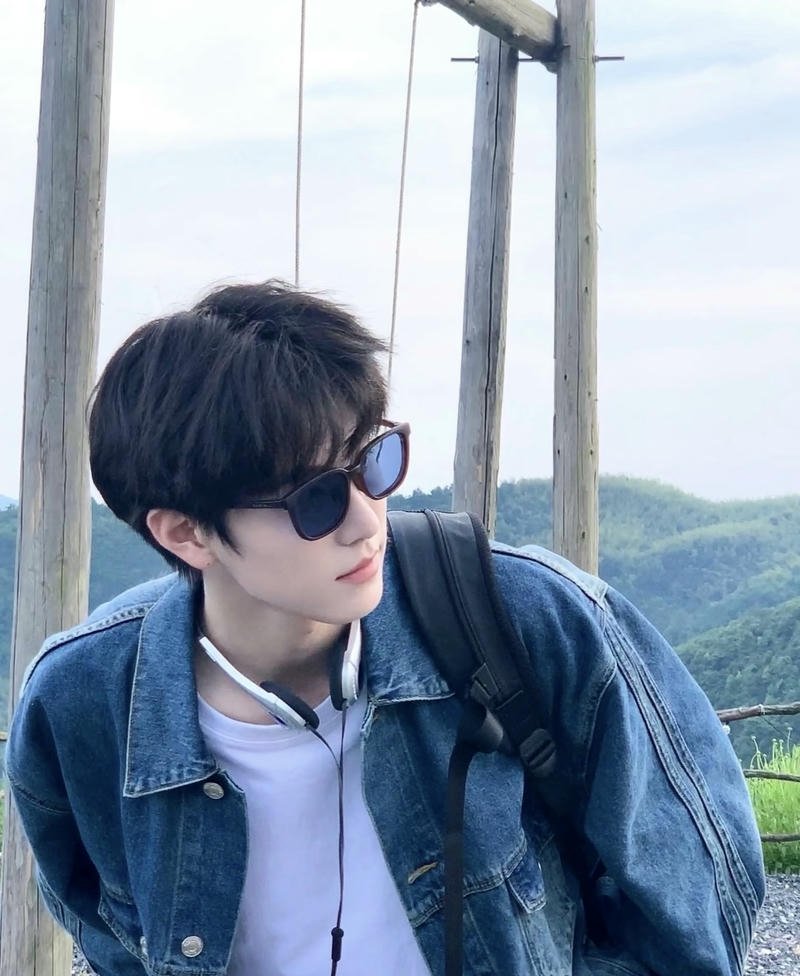 Ảnh trai đẹp đeo kính ánh sáng chiếu lên khuôn mặt