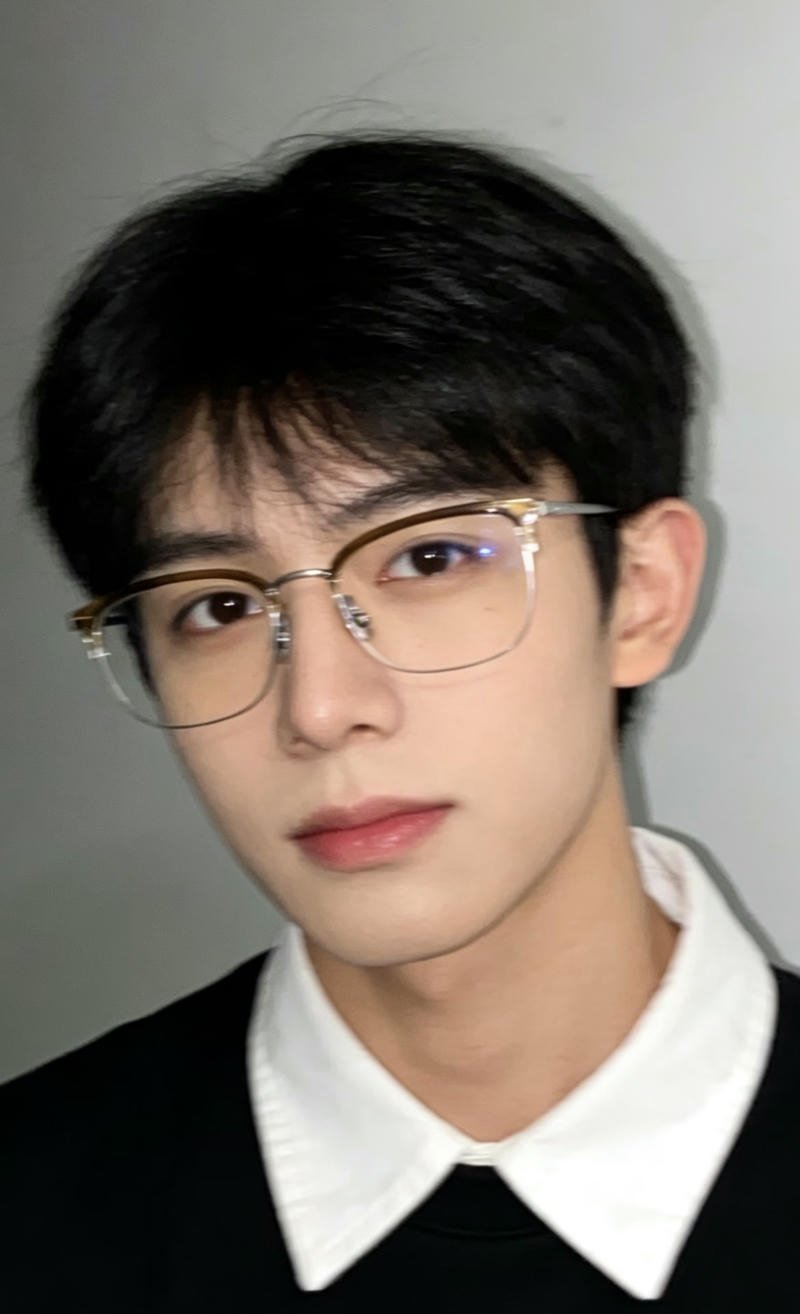 Ảnh trai đẹp đeo kính ánh sáng phản chiếu mặt kính