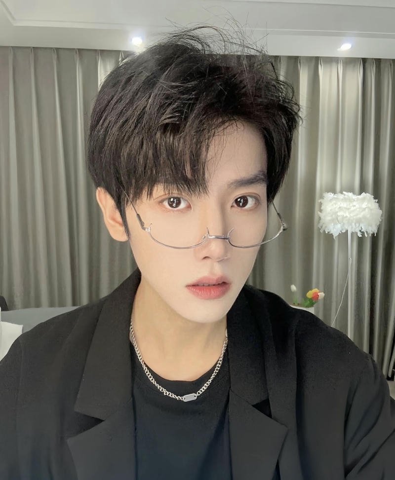 Ảnh trai đẹp đeo kính góc nghiêng nhẹ tự nhiên