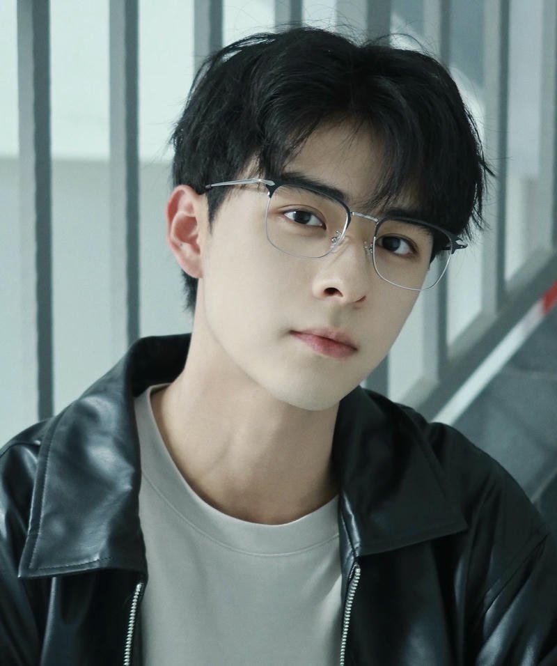 Ảnh trai đẹp đeo kính gọng mảnh tôn nét khuôn mặt