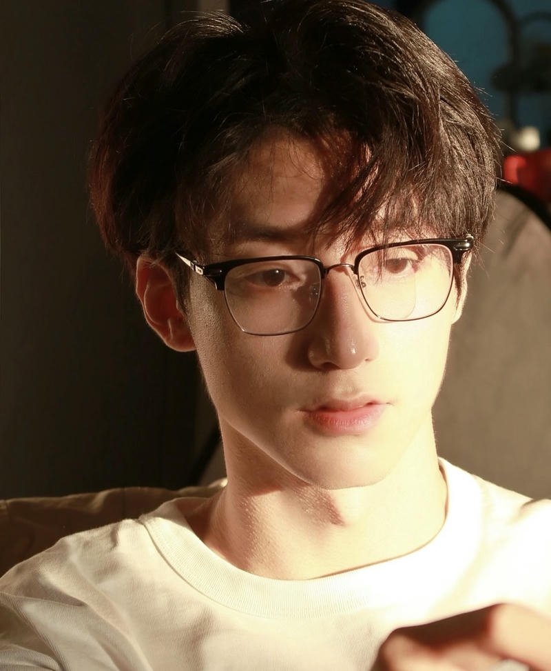 Ảnh trai đẹp đeo kính gọng tròn làm nổi bật nét