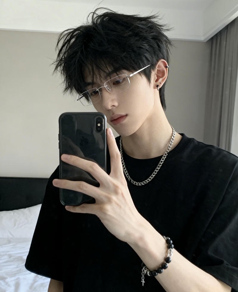 Ảnh trai đẹp đeo kính khung kính sáng nổi bật