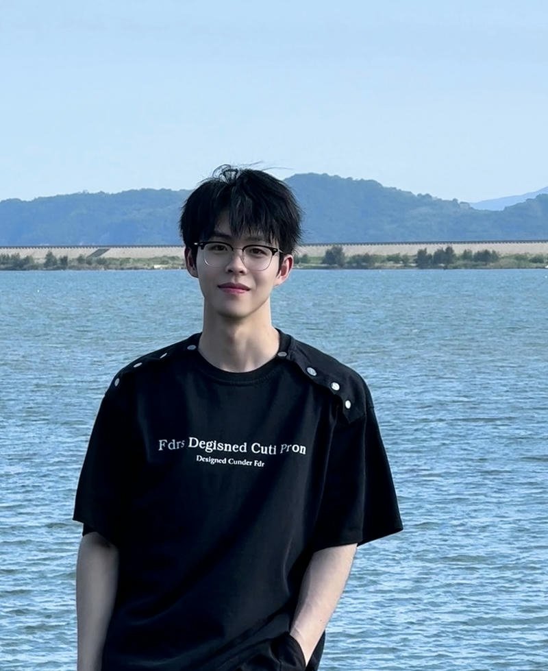 Ảnh trai đẹp đeo kính khung kính tối tạo điểm nhấn