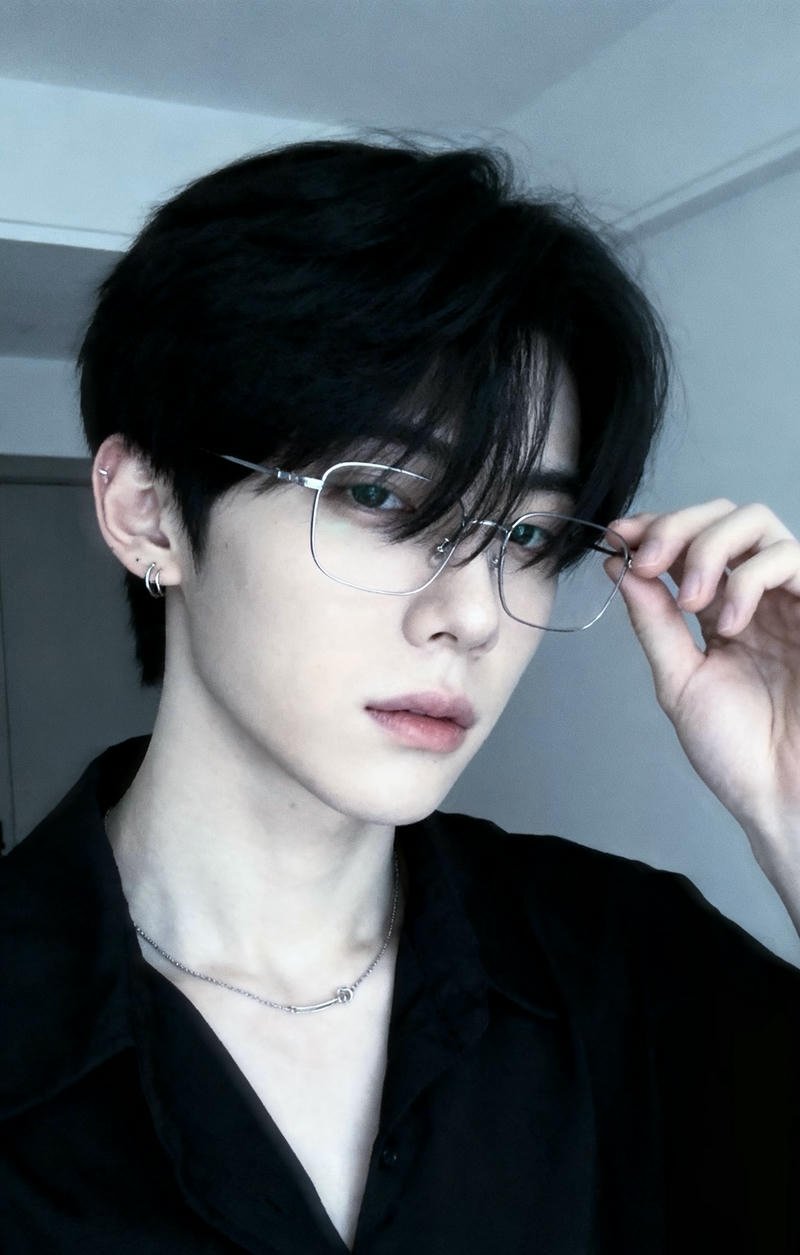 Ảnh trai đẹp đeo kính mái tóc rối nhẹ tự nhiên