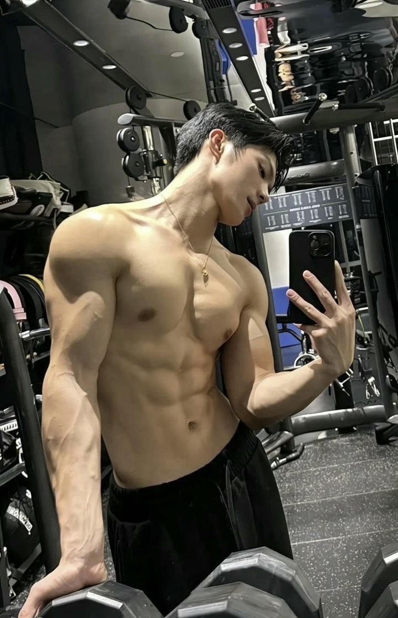 Ảnh trai đẹp sáu múi chụp tại phòng tập hiện đại