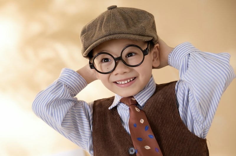 Bé trai cười tươi trong ánh sáng dịu nhẹ