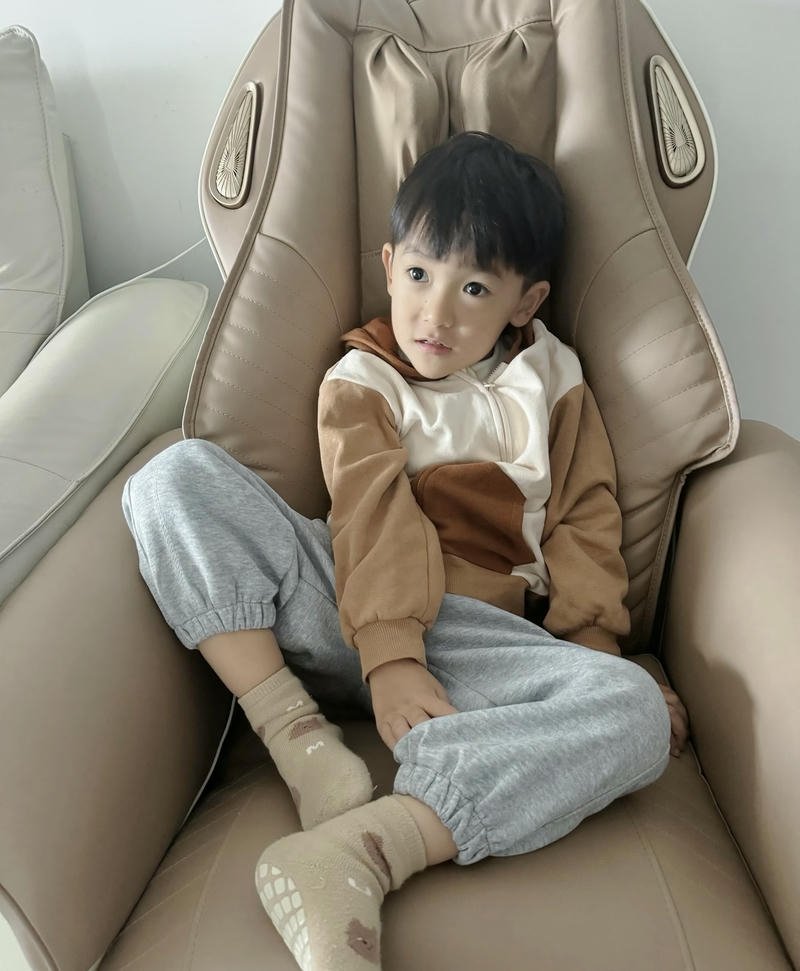 Bé trai đáng yêu tạo dáng chụp ảnh cực dễ thương