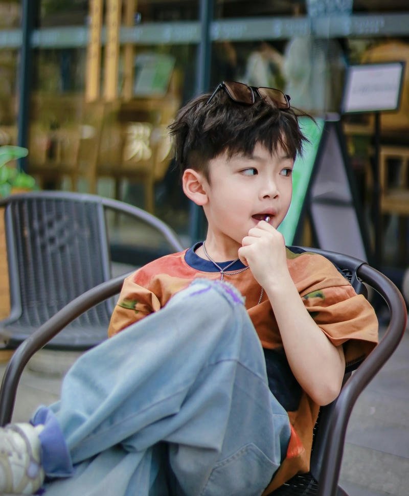 Bé trai đáng yêu tạo dáng chụp ảnh cực ngầu