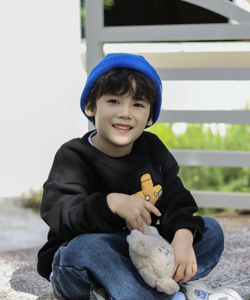 Bé trai nhỏ tạo dáng vui nhộn trước máy ảnh